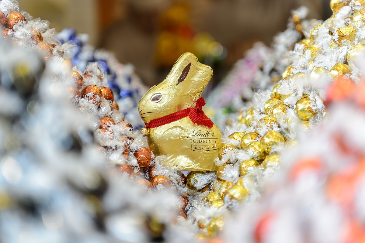 Velikonoční dekorace v Lindt shopu FAOC
